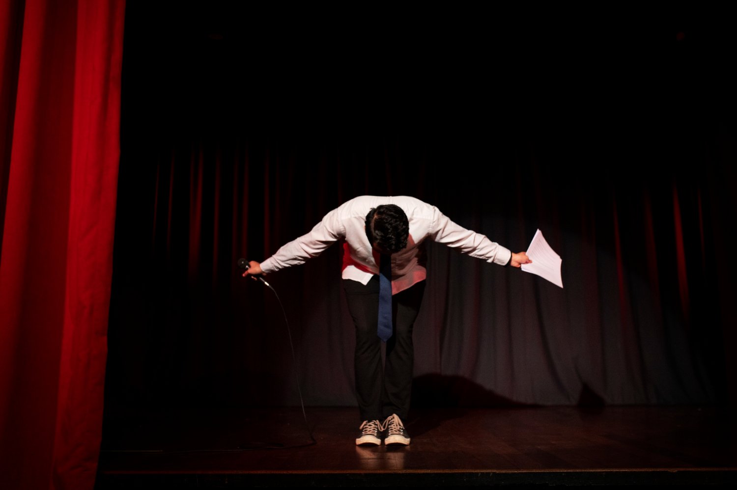 Hombre haciendo reverencia sobre escenario